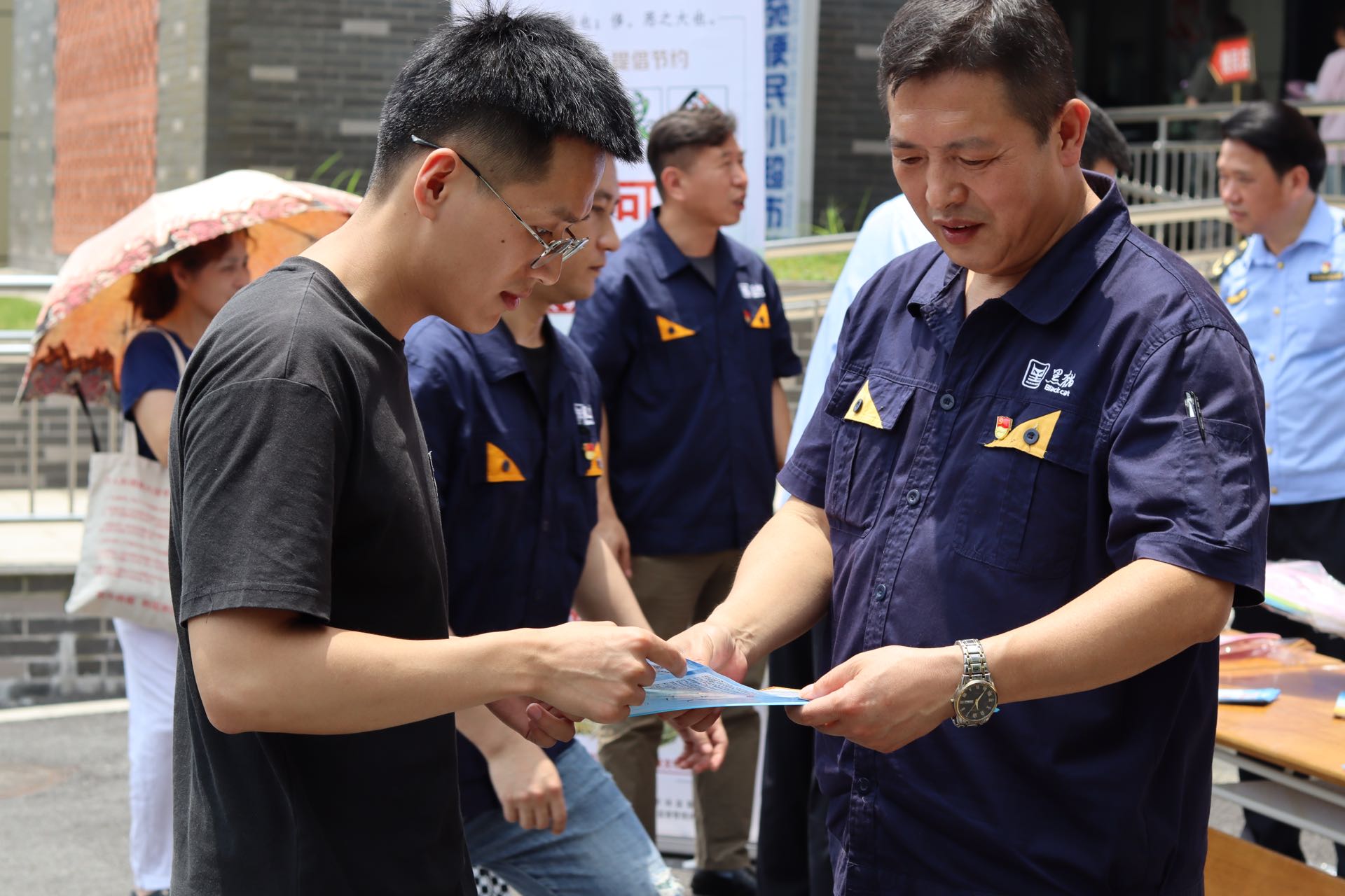 開(kāi)門子物業(yè)黨支部黨員向市民宣傳“《中華人民共和國(guó)反食品浪費(fèi)法》.jpg