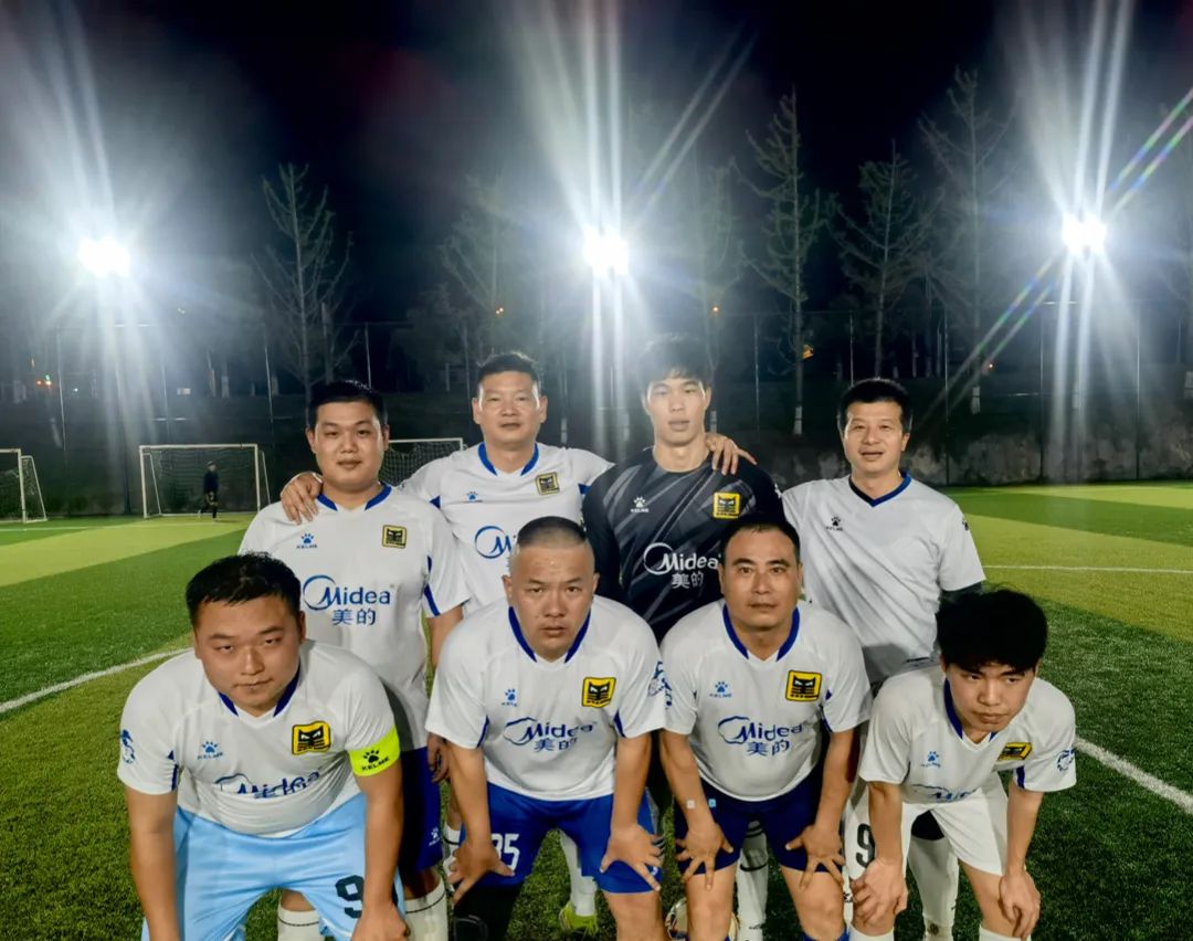 黑貓集團足球隊合影.jpg